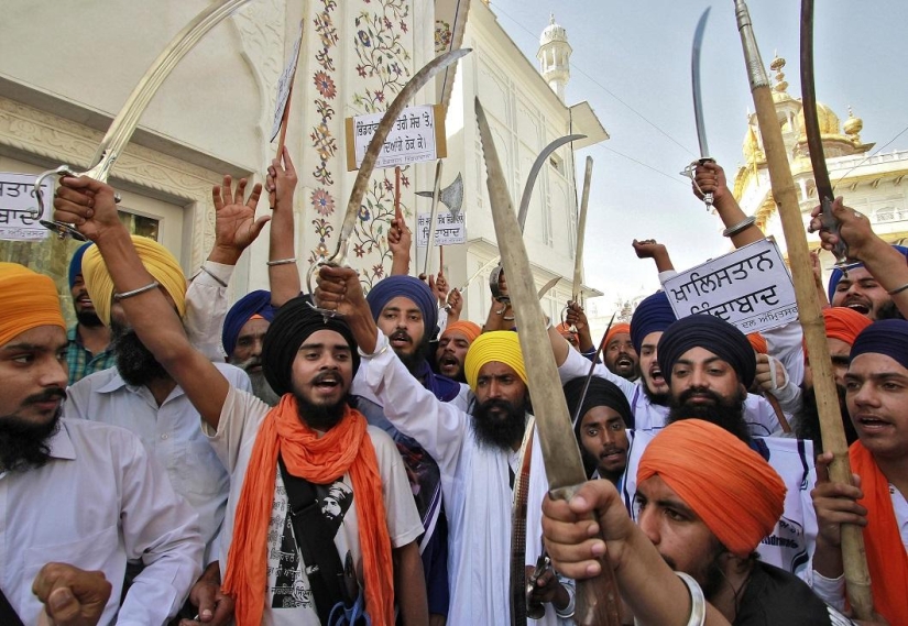 Massacre with swords in the Golden Temple