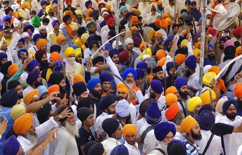 Massacre with swords in the Golden Temple