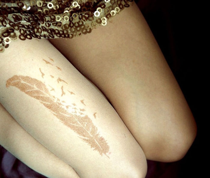 "Medias-tatuajes" crean la ilusión de tatuajes en las piernas
