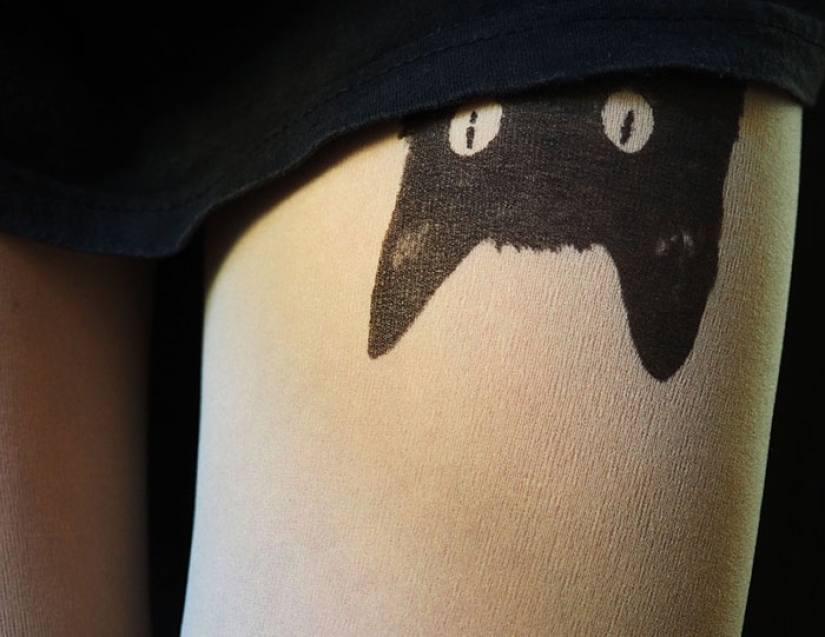 "Medias-tatuajes" crean la ilusión de tatuajes en las piernas