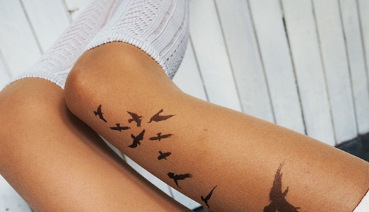 "Medias-tatuajes" crean la ilusión de tatuajes en las piernas "Medias-tatuajes" crean la ilusión de tatuajes en las piernas