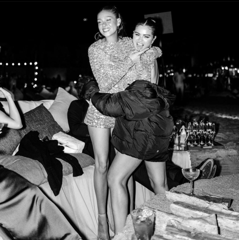 Mejores amigas para siempre: Selena Gomez y Nicola Peltz celebraron el Año Nuevo con los mismos vestidos y tatuajes a juego Mejores amigas para siempre: Selena Gomez y Nicola Peltz celebraron el Año Nuevo con los mismos vestidos y tatuajes a juego