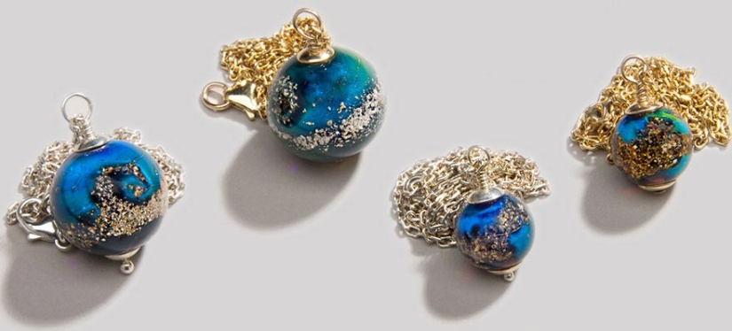 Memoria eterna: el artista crea cuentas conmemorativas a partir de las cenizas de los muertos Memoria eterna: el artista crea cuentas conmemorativas a partir de las cenizas de los muertos