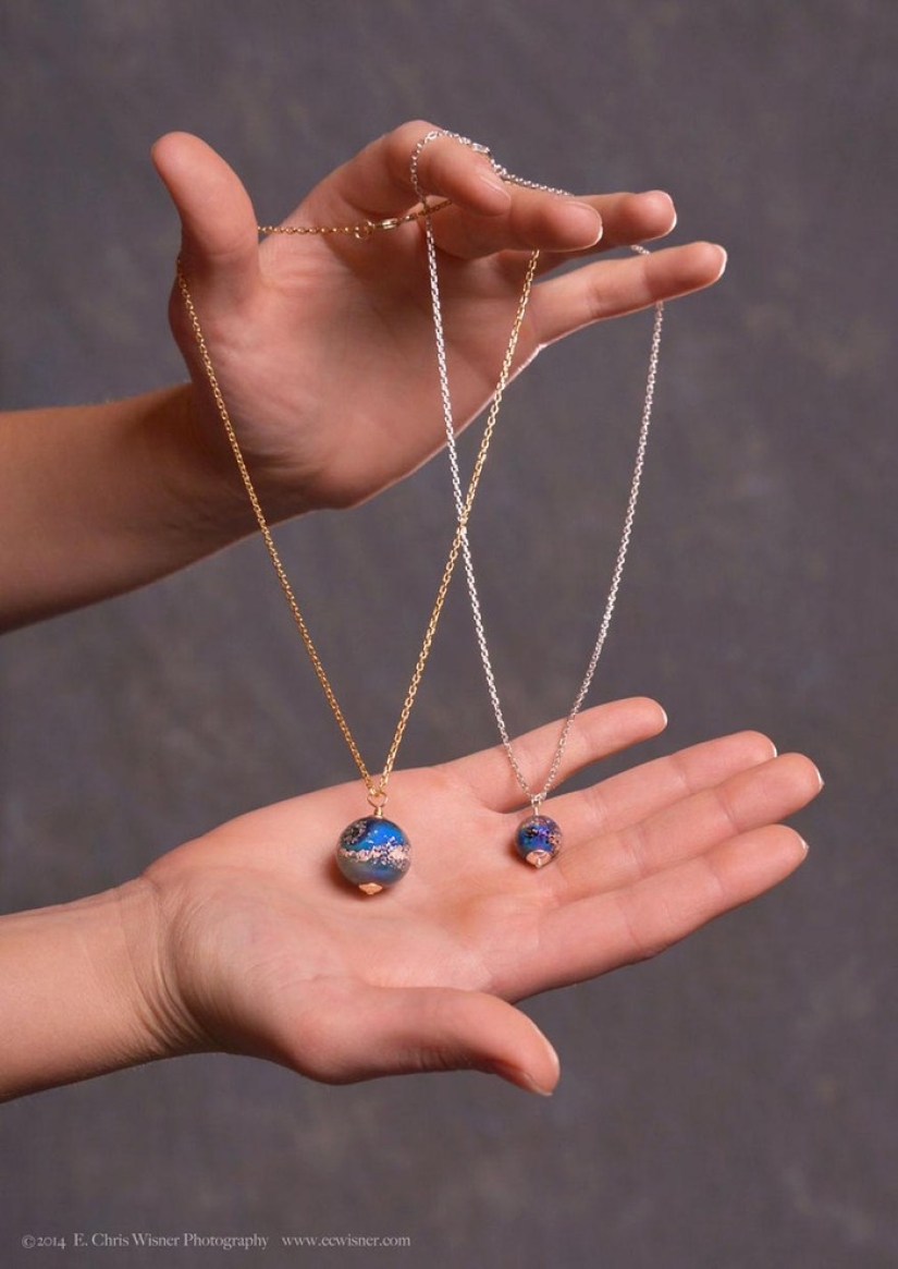 Memoria eterna: el artista crea cuentas conmemorativas a partir de las cenizas de los muertos Memoria eterna: el artista crea cuentas conmemorativas a partir de las cenizas de los muertos