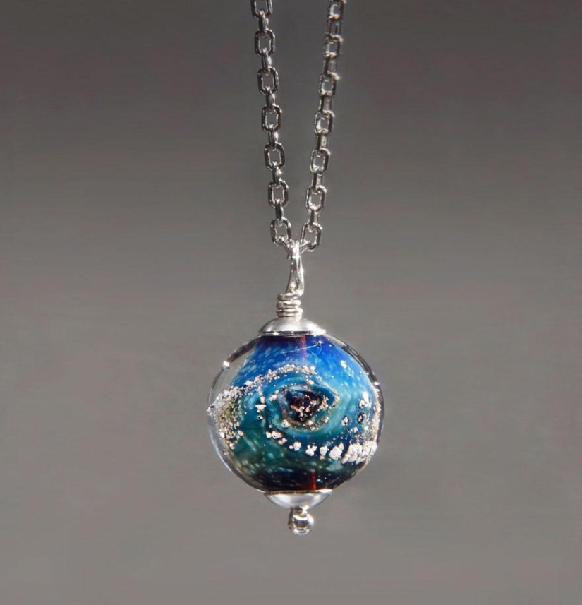 Memoria eterna: el artista crea cuentas conmemorativas a partir de las cenizas de los muertos Memoria eterna: el artista crea cuentas conmemorativas a partir de las cenizas de los muertos