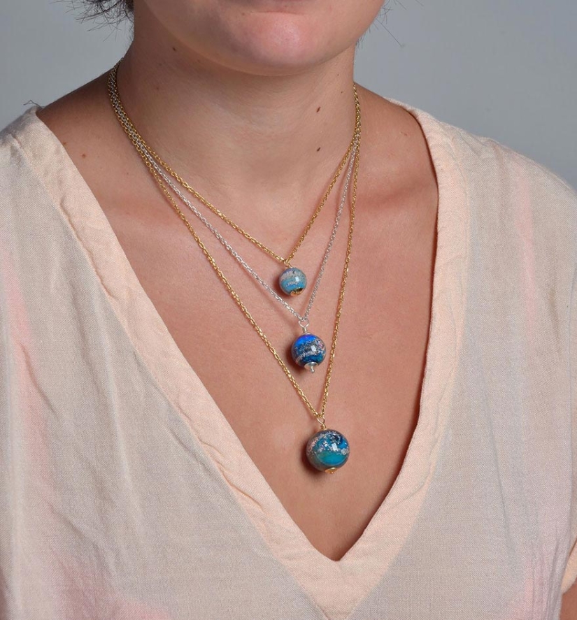 Memoria eterna: el artista crea cuentas conmemorativas a partir de las cenizas de los muertos Memoria eterna: el artista crea cuentas conmemorativas a partir de las cenizas de los muertos