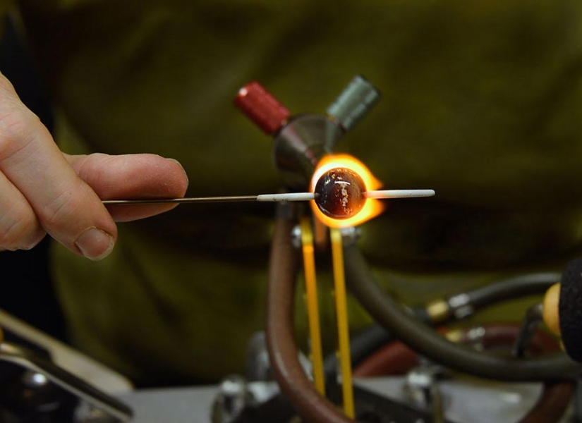 Memoria eterna: el artista crea cuentas conmemorativas a partir de las cenizas de los muertos Memoria eterna: el artista crea cuentas conmemorativas a partir de las cenizas de los muertos