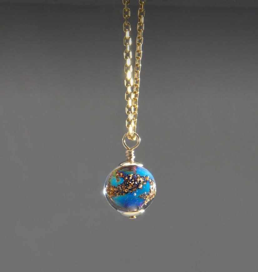 Memoria eterna: el artista crea cuentas conmemorativas a partir de las cenizas de los muertos Memoria eterna: el artista crea cuentas conmemorativas a partir de las cenizas de los muertos