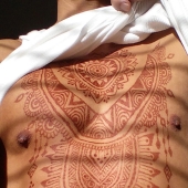 Men also do henna tattoos, and it's very sexy Men also do henna tattoos, and it's very sexy