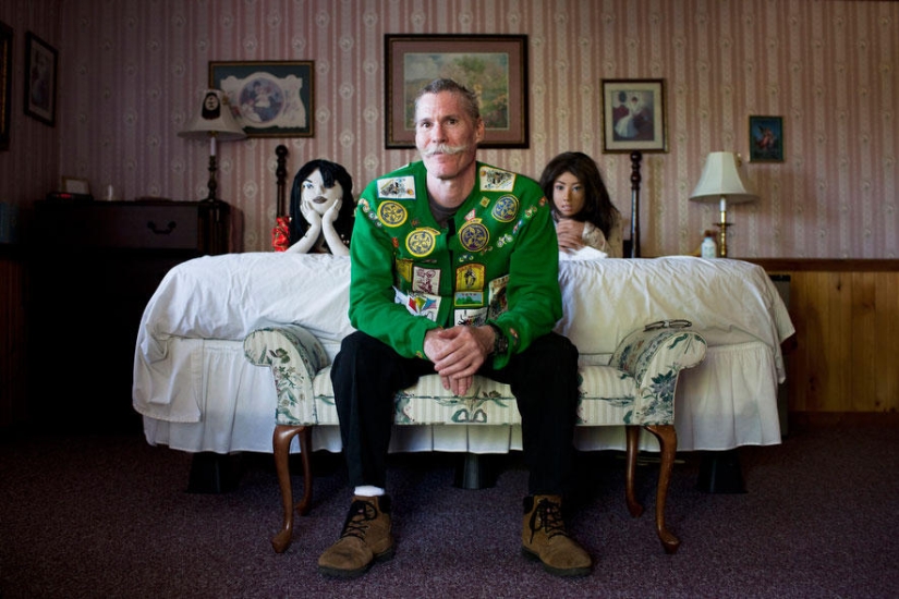 Men and dolls Men and dolls