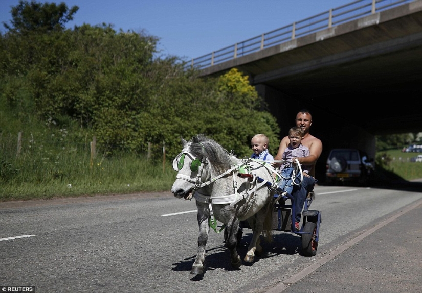 Mezclados en un grupo de caballos, personas: lo que miles de gitanos están haciendo en la Feria del Caballo de Appleby