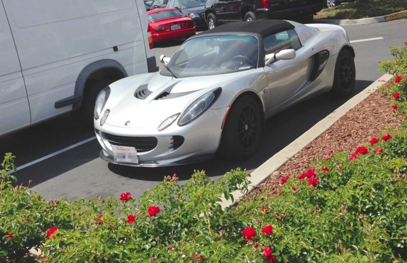 Millionaire&#39;s Parking Lot: Luxurious Cars Parked Outside Facebook&#39;s California Headquarters