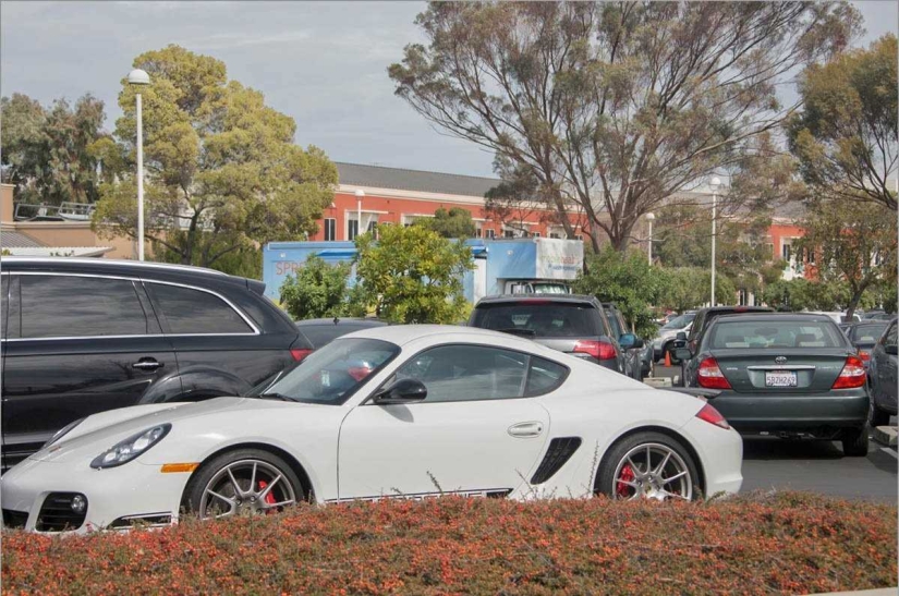 Millionaire&#39;s Parking Lot: Luxurious Cars Parked Outside Facebook&#39;s California Headquarters