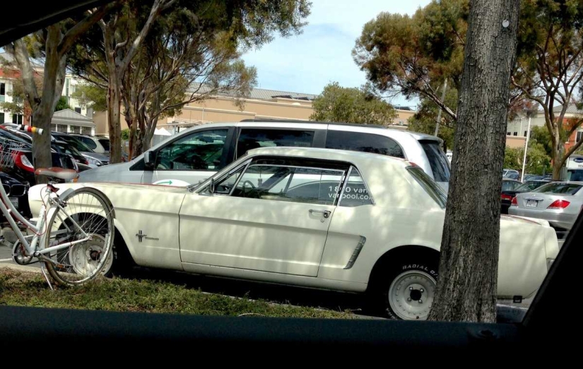 Millionaire&#39;s Parking Lot: Luxurious Cars Parked Outside Facebook&#39;s California Headquarters