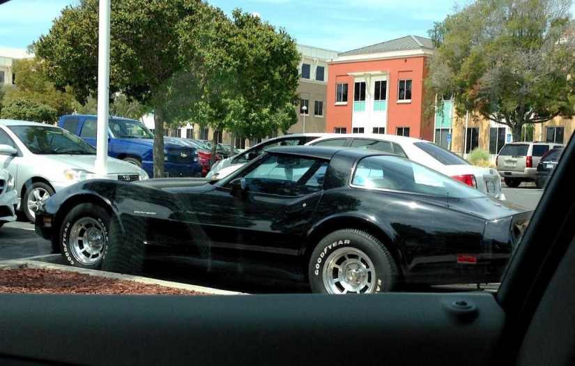Millionaire&#39;s Parking Lot: Luxurious Cars Parked Outside Facebook&#39;s California Headquarters