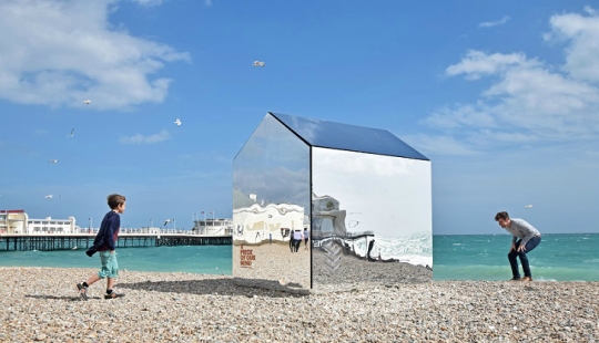 Mirror hut on the beach
