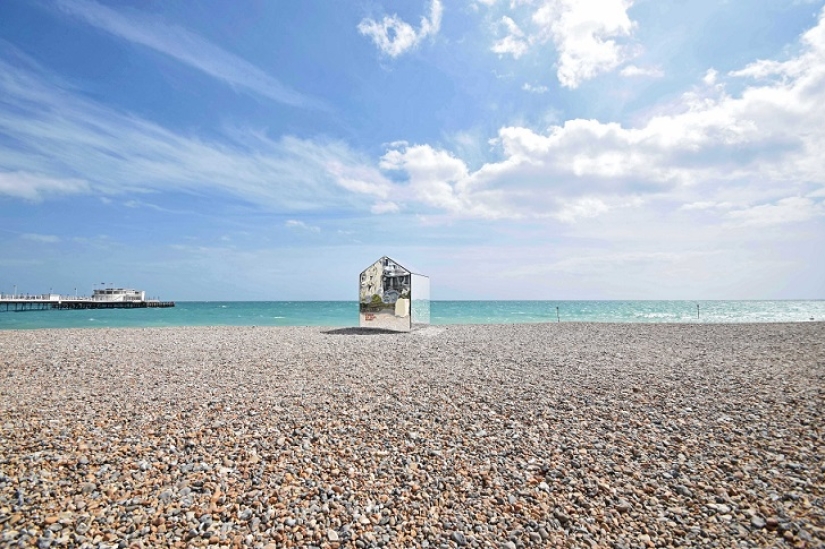 Mirror hut on the beach