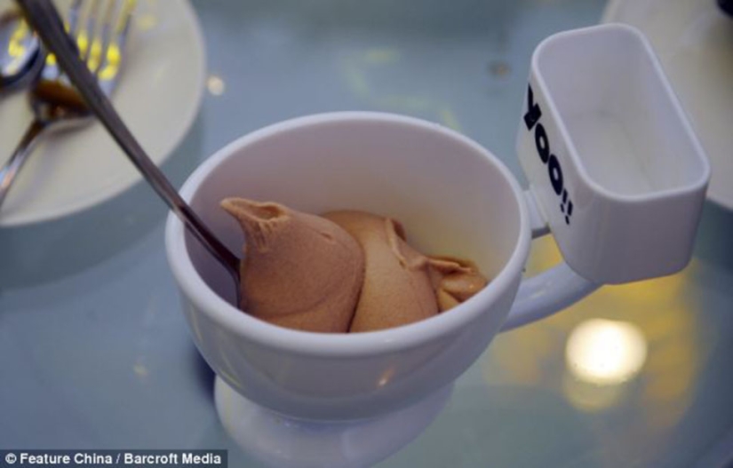 Mmm, que rico! El restaurante indonesio sirve fideos de inodoros del tipo " inodoro