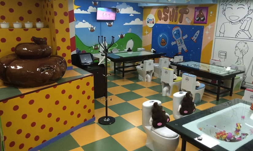 Mmm, que rico! El restaurante indonesio sirve fideos de inodoros del tipo " inodoro