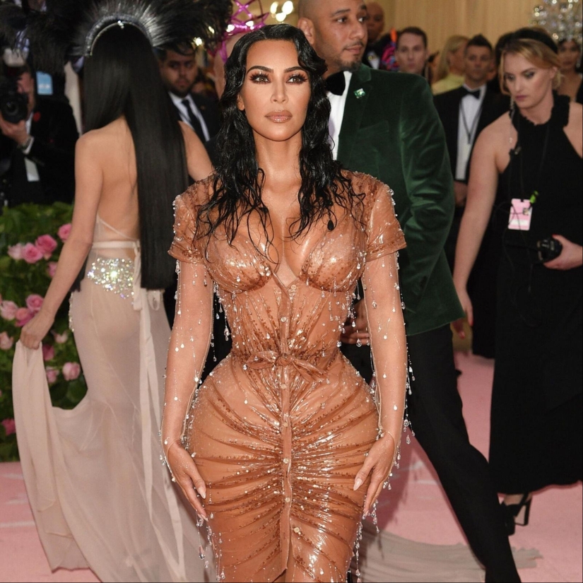 Moda sin complejos: outfits de celebrities estelares al borde de la decencia