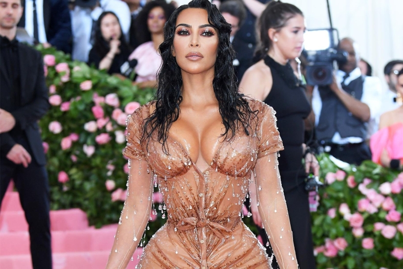 Moda sin complejos: outfits de celebrities estelares al borde de la decencia