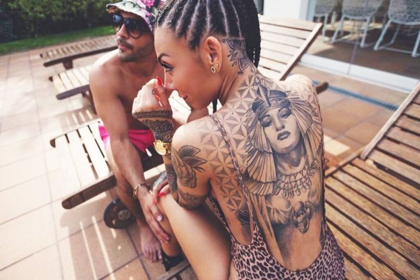 Modelo de tatuaje española caliente Paula Gonzalez