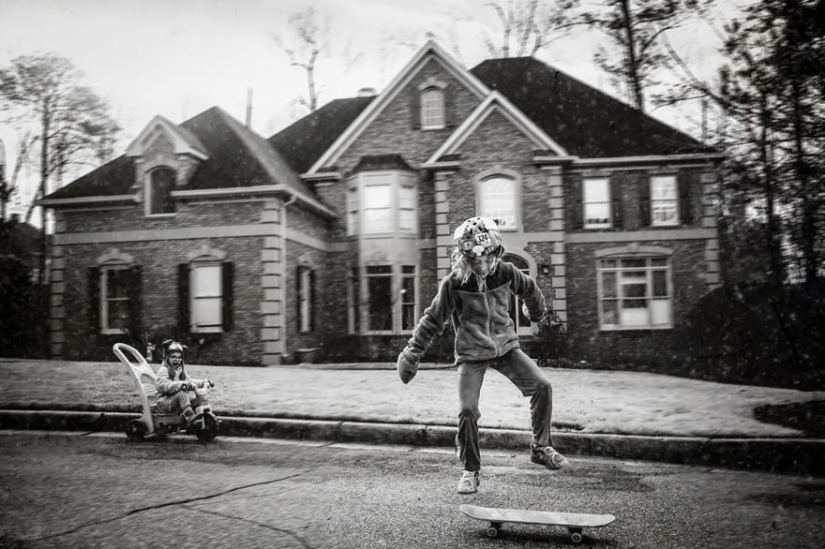 Mom takes pictures of her fearless daughters
