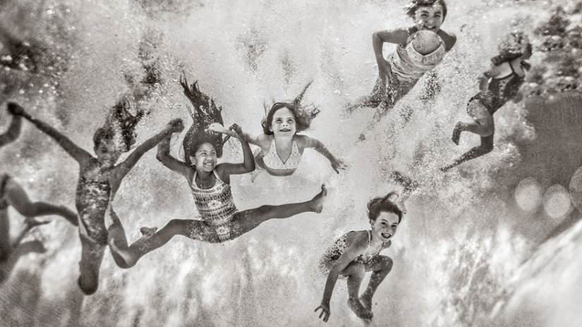 Mom takes pictures of her fearless daughters
