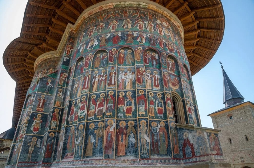 Monasterios en Rumania, donde los frescos asombrosos no están adentro, sino afuera