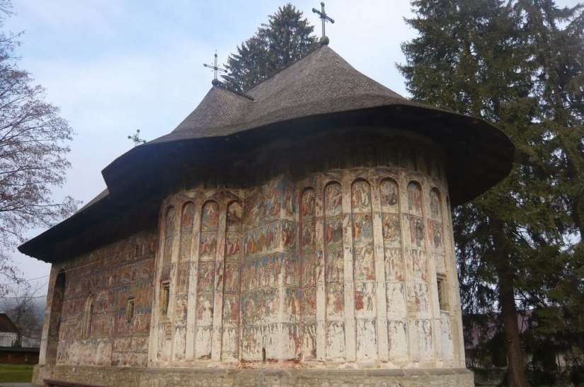 Monasterios en Rumania, donde los frescos asombrosos no están adentro, sino afuera