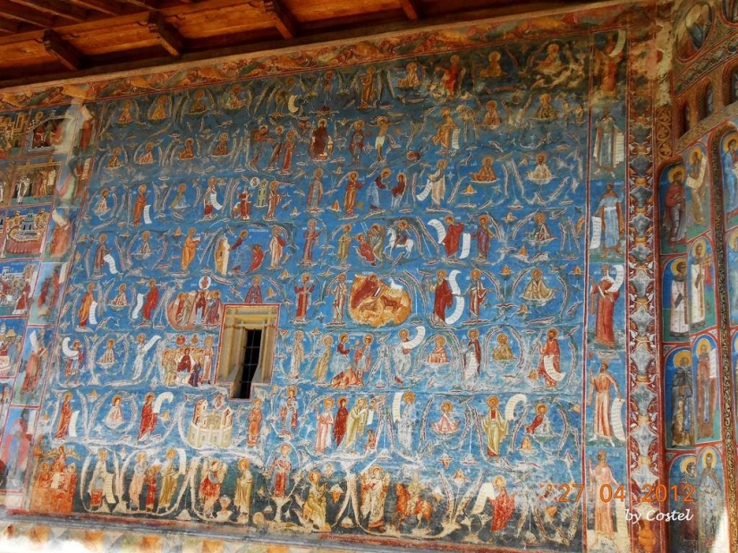 Monasterios en Rumania, donde los frescos asombrosos no están adentro, sino afuera