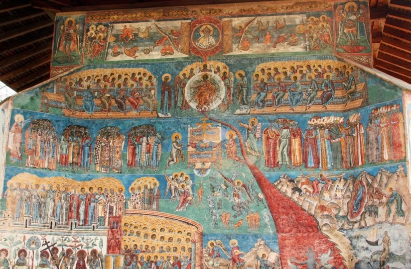 Monasterios en Rumania, donde los frescos asombrosos no están adentro, sino afuera