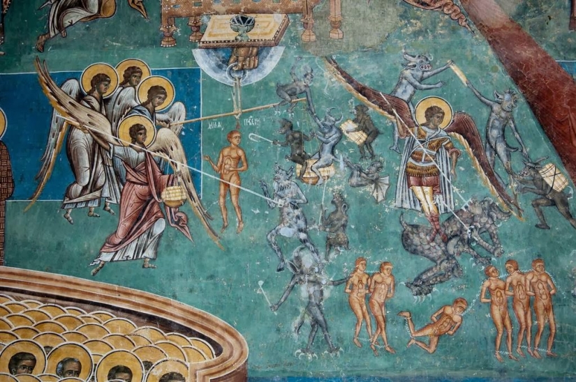 Monasterios en Rumania, donde los frescos asombrosos no están adentro, sino afuera