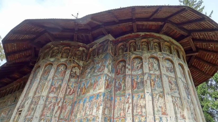 Monasterios en Rumania, donde los frescos asombrosos no están adentro, sino afuera