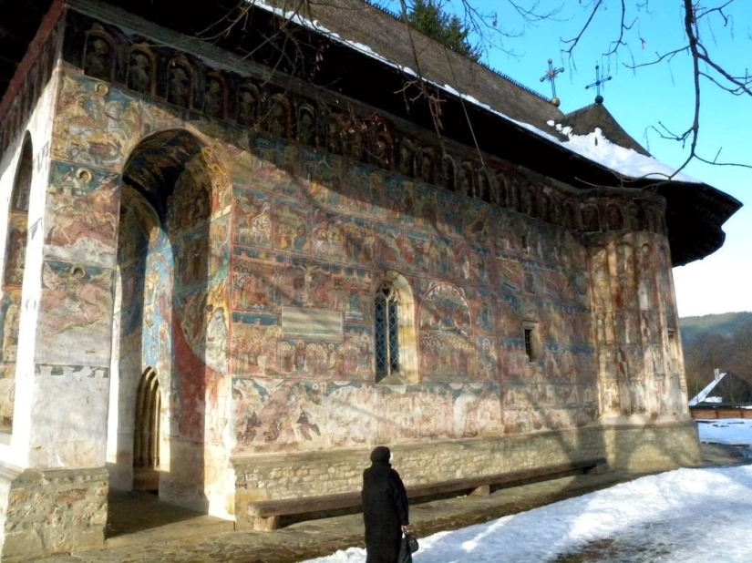 Monasterios en Rumania, donde los frescos asombrosos no están adentro, sino afuera