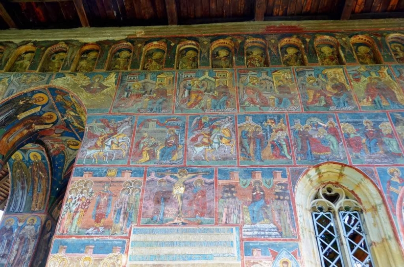 Monasterios en Rumania, donde los frescos asombrosos no están adentro, sino afuera