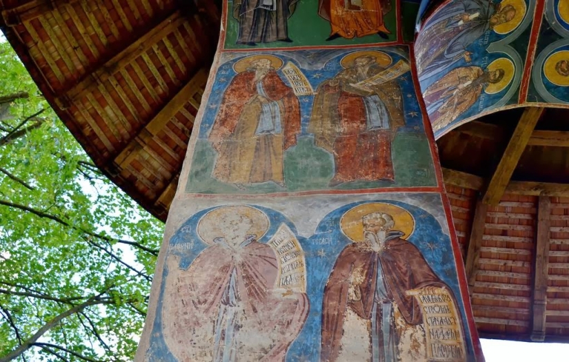 Monasterios en Rumania, donde los frescos asombrosos no están adentro, sino afuera