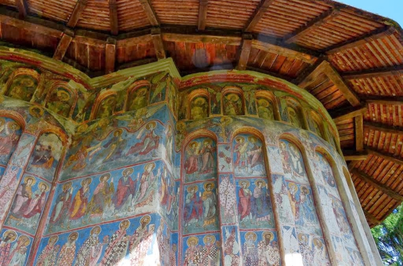 Monasterios en Rumania, donde los frescos asombrosos no están adentro, sino afuera