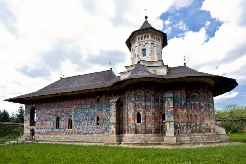 Monasterios en Rumania, donde los frescos asombrosos no están adentro, sino afuera