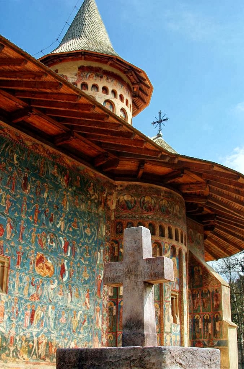 Monasterios en Rumania, donde los frescos asombrosos no están adentro, sino afuera