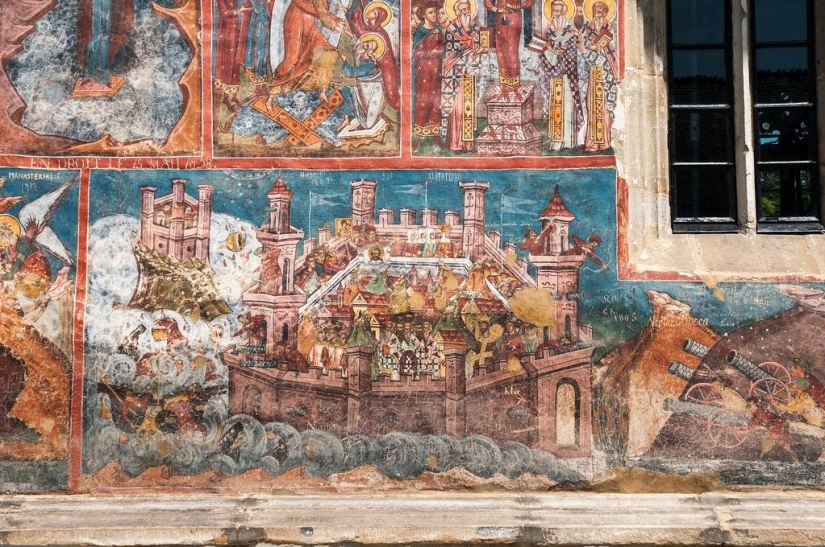Monasterios en Rumania, donde los frescos asombrosos no están adentro, sino afuera