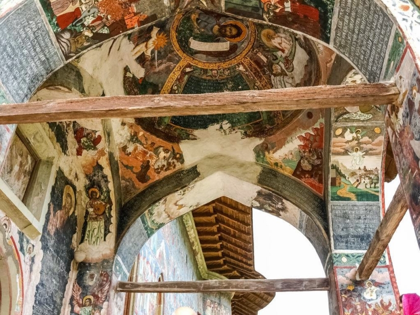 Monasterios en Rumania, donde los frescos asombrosos no están adentro, sino afuera