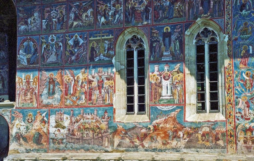 Monasterios en Rumania, donde los frescos asombrosos no están adentro, sino afuera