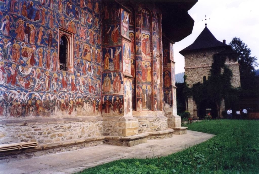 Monasterios en Rumania, donde los frescos asombrosos no están adentro, sino afuera