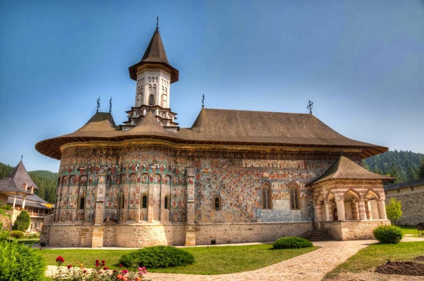 Monasterios en Rumania, donde los frescos asombrosos no están adentro, sino afuera