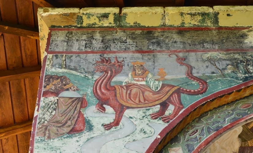 Monasterios en Rumania, donde los frescos asombrosos no están adentro, sino afuera