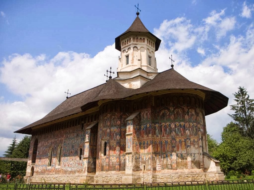 Monasterios en Rumania, donde los frescos asombrosos no están adentro, sino afuera