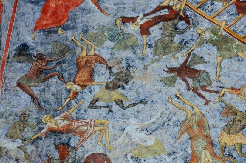 Monasterios en Rumania, donde los frescos asombrosos no están adentro, sino afuera