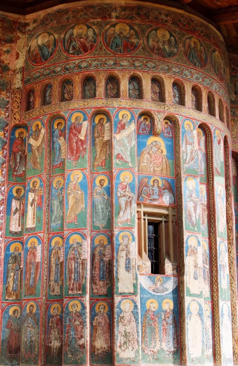 Monasterios en Rumania, donde los frescos asombrosos no están adentro, sino afuera