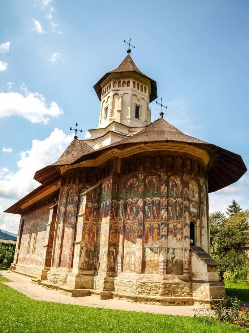 Monasterios en Rumania, donde los frescos asombrosos no están adentro, sino afuera